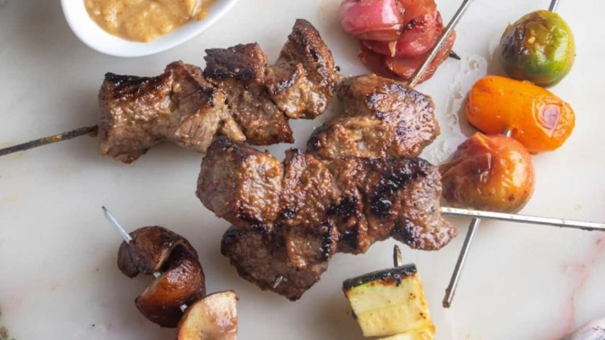 brocheta de carne a la plancha