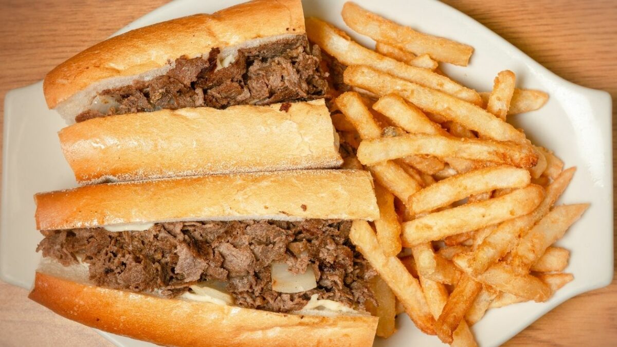 guarnición philly steak and cheese sandwich