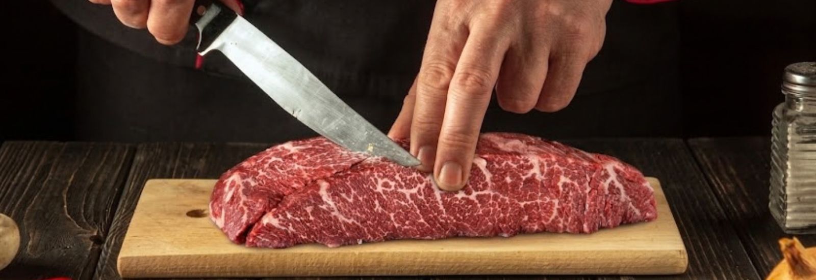 Cómo cortar la carne contra la fibra: técnica, beneficios y recetas para usar