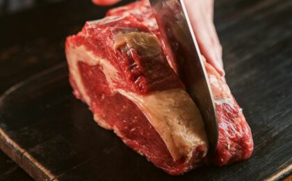 Cómo cortar la carne contra la fibra: técnica, beneficios y recetas para usar