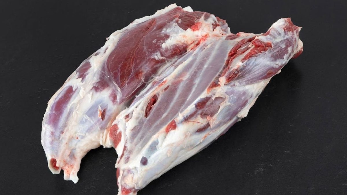 Pieza de morcillo de Angus crudo con su grasa infiltrada visible, antes de preparar el caldo y las láminas del ramen