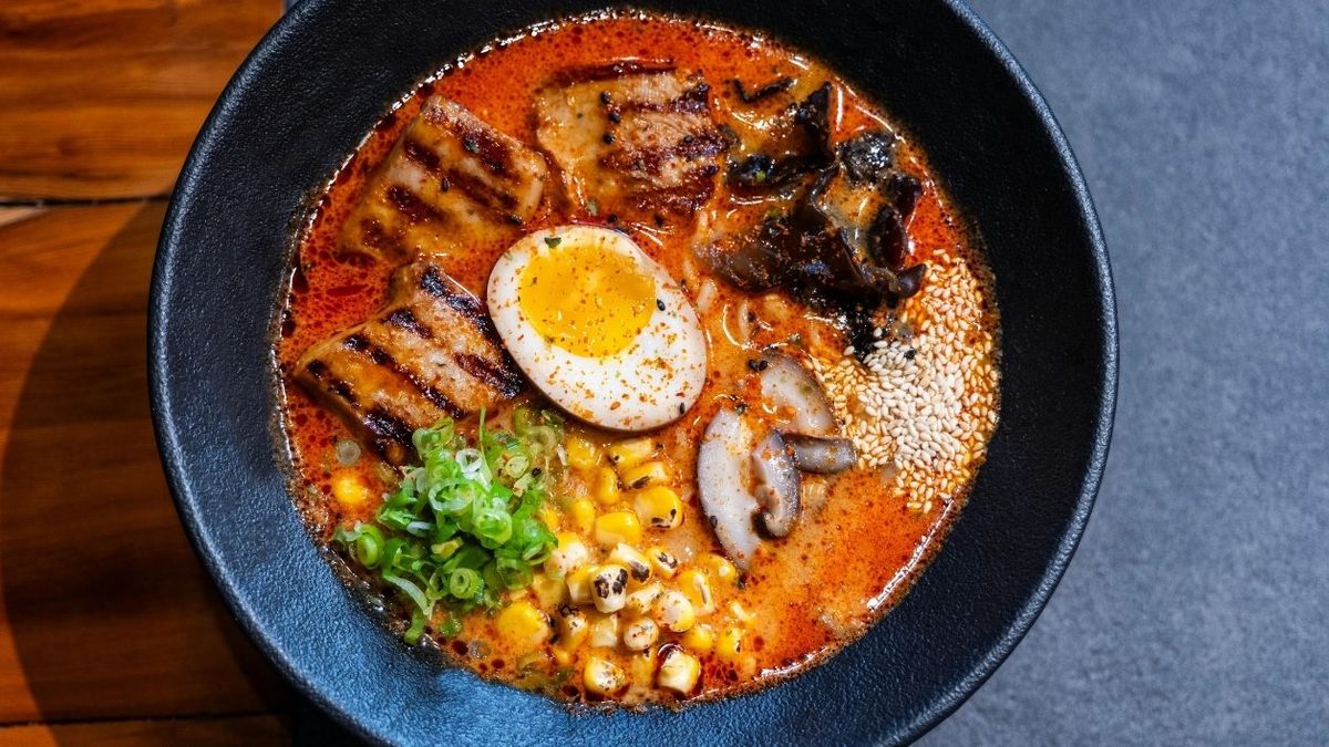 Bol de ramen de ternera con caldo claro de huesos de vacuno, láminas finas de ribeye Angus, medio huevo marinado