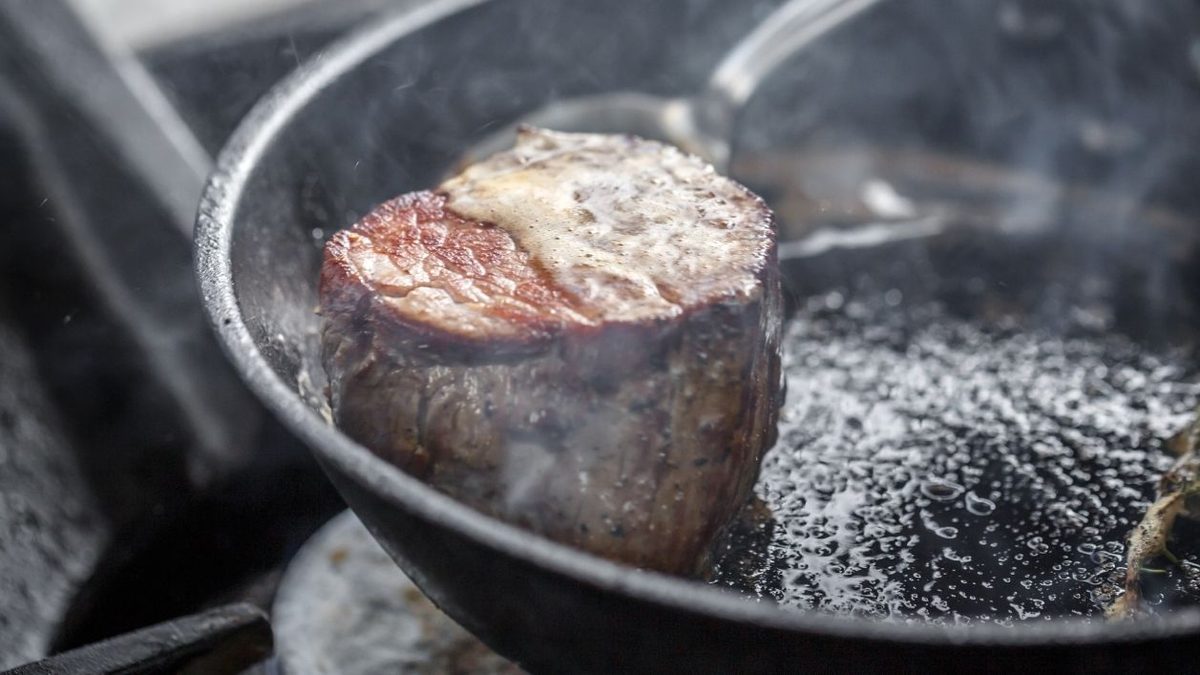 pieza de carne sobre sarten cocinada después de estar congelada