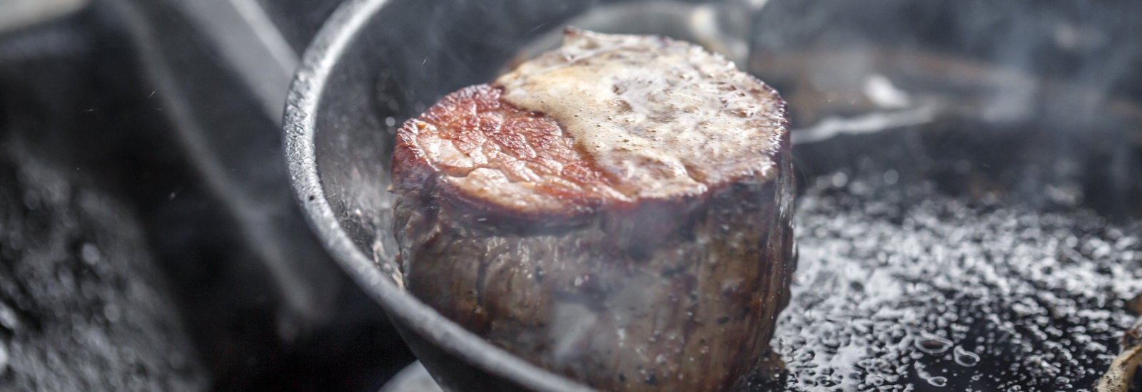 Cocinar carne congelada: guía para pasar del congelador a la sartén