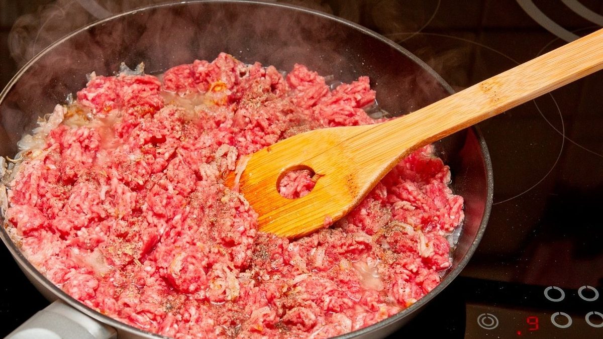 sarten preparando la carne picada para el ramen